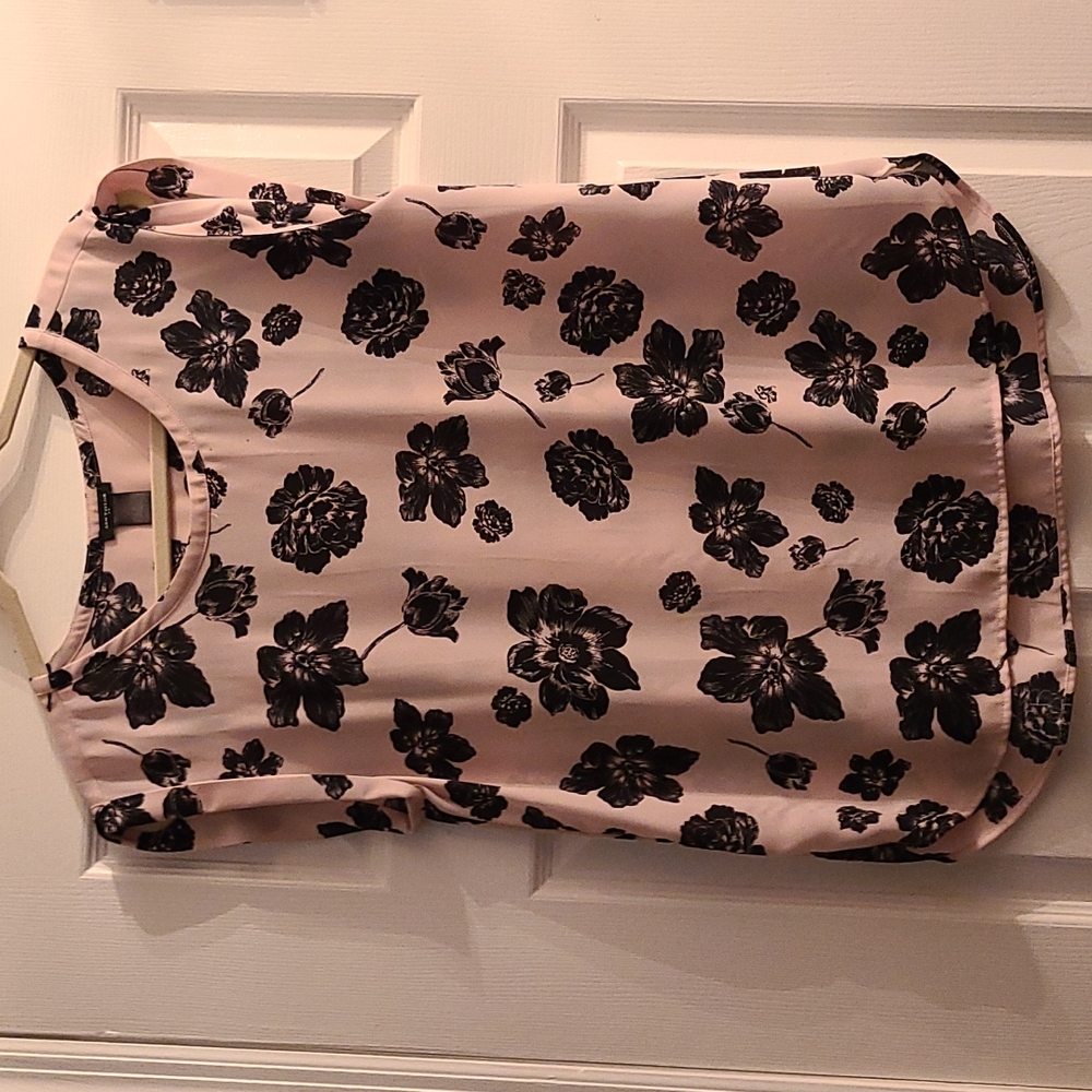 Ann Taylor dramatic pink/black floral print sleeveless blouse. Sz M